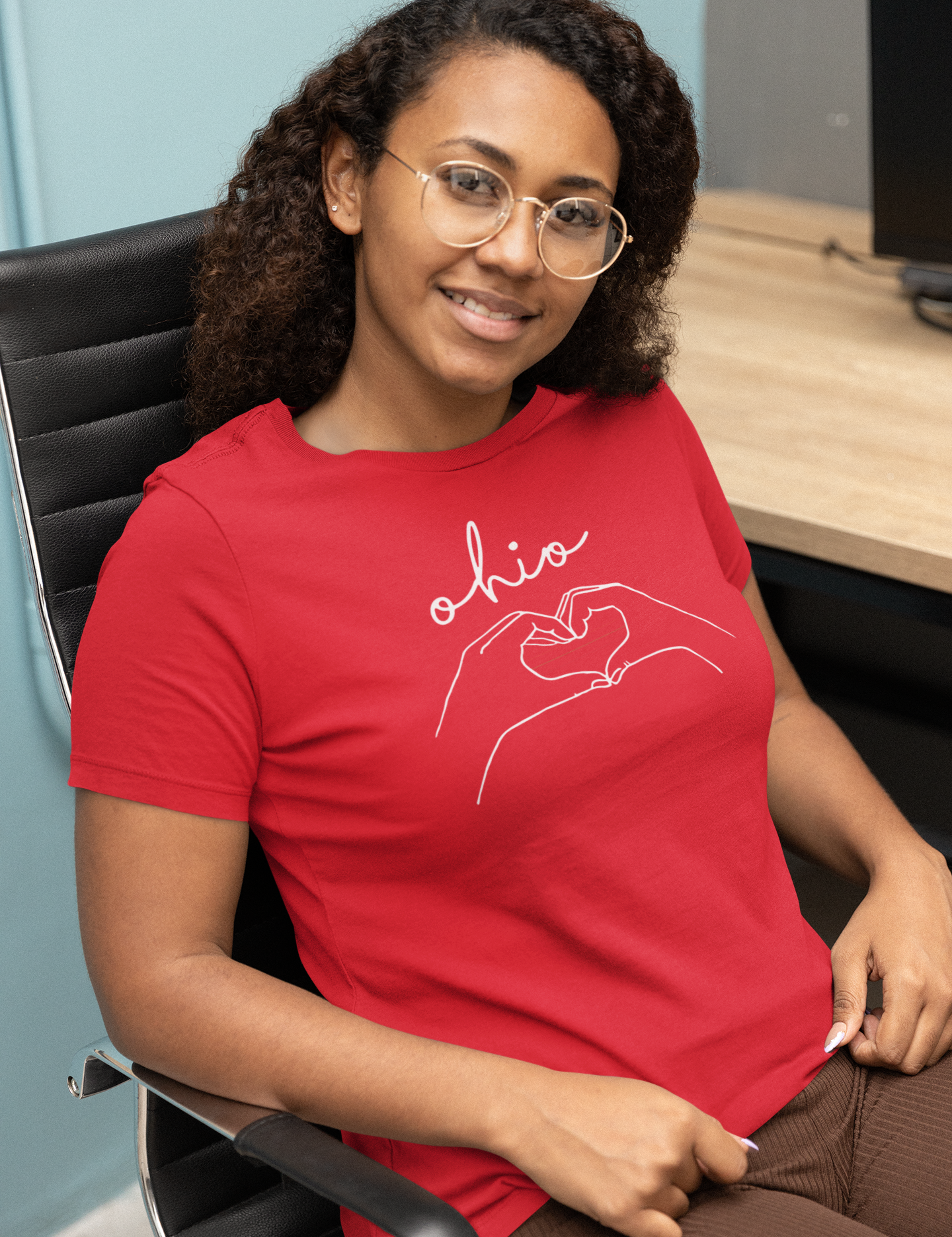 t-shirt-mockup-featuring-a-woman-on-a-coworking-space-m28720.png